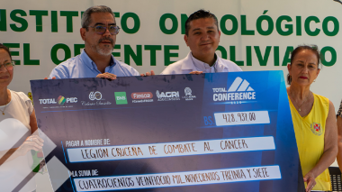 TOTAL CONFERENCE 2026 entrega al Oncológico del Oriente más de Bs 400 mil recaudados en su remate solidario